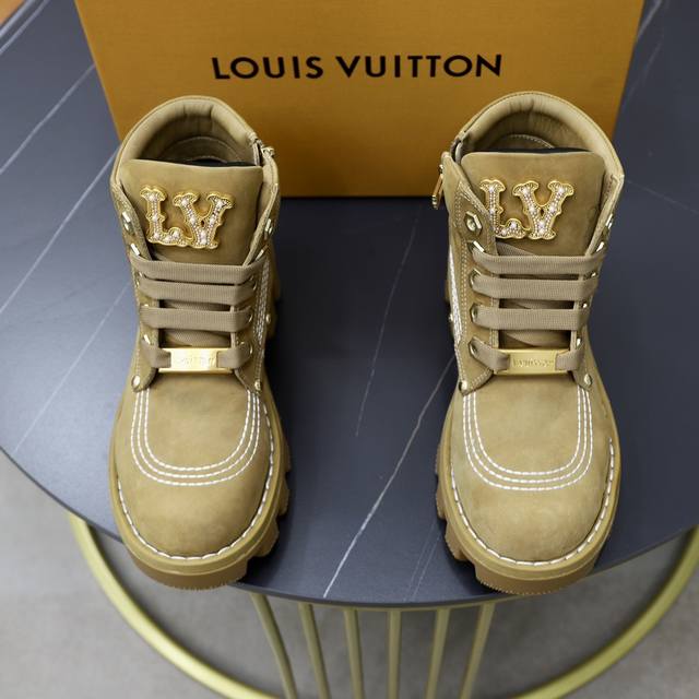 出厂价： 情侣ss秋冬新款louis Vuitton Lv马丁 Lv 这一季的真的太香了～ 小牛面，金属字母牌，Lv钻扣点缀， 细节 高级感直接拉满上脚无敌帅气